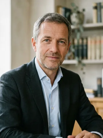 Portrait of Simon, lawyer at the firm
